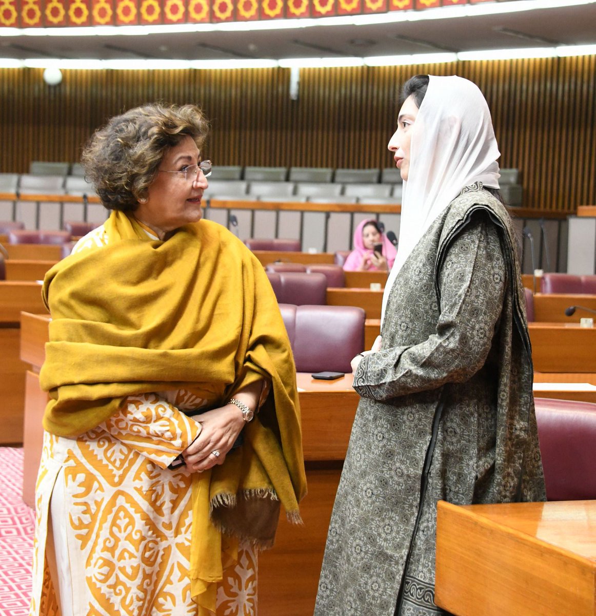 خاتون اول اور رکن قومی اسمبلی بی بی آصفہ بھٹو زرداری کی قومی اسمبلی کے اجلاس میں شرکت، اراکین پارلیمان سے ملاقات کی اور سیاسی صورتحال پر تبادلہ خیال کیا۔
<a href="/AseefaBZ/">Aseefa B Zardari</a>