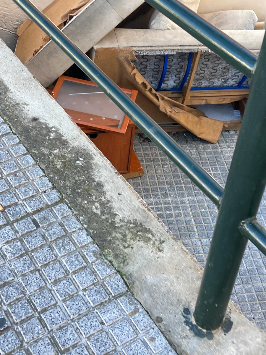 A qué no adivinai lo que lleva mã de una semana y que como mínimo no se lo llevan hastar lune? Venga <a href="/jctbcdz/">José Carlos Teruel</a> cuenta que es por curpa del pliego y que <a href="/LimpiamosCadiz/">Limpiamos Cádiz</a> te chulee cuando lo recoja 2 semana despué