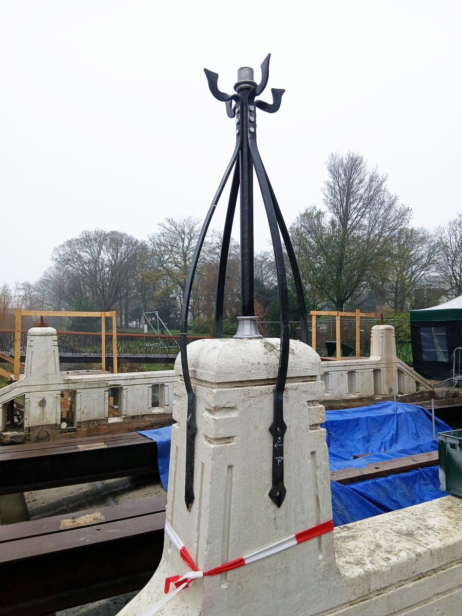 De Stationsbrug in Harlingen uit 1909 wordt verstevigd. Tevens wordt het beeld van vroeger weer meer teruggebracht. De loopbrug aan de westzijde is verwijderd en de verdwenen smeedijzeren ornamenten met lantaarns komen terug. Deze week is van één ervan een proefplaatsing geweest.