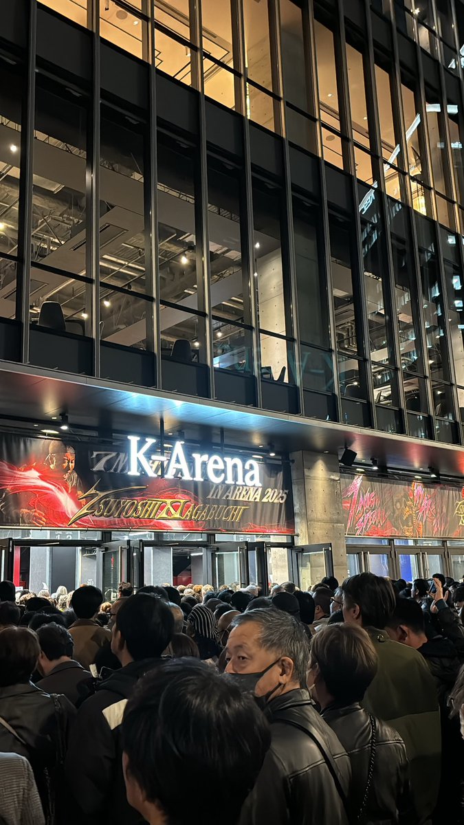 tv_hama's tweet photo. 11/28 剛のアリーナツアー最終日
Kアリーナ横浜‼️
開場が遅れ、開演時間も遅れるだろうと思ったらまさかの1時間以上遅れ😰なぜあんなに遅れたのか😿

でも開演したら忘れてました
それくらい一曲目の気迫が凄まじかったです🔥

殺したくなるよな 夕暮れの赤
この国をやっぱり 愛しているのだ

#長渕剛 https://t.co/8ygTI9U189