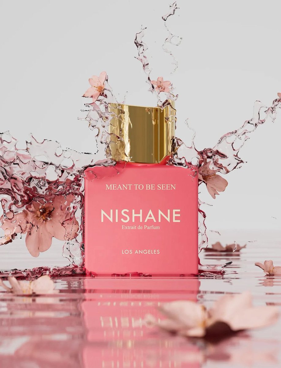 Meant To Be Seen
هالعطر راح يكون له كلمة 
جميل و رايق و يميل نسائي واضح من اللون والرائحة 
لكن لا مانع من الاستمتاع فيه للرجال 🩷