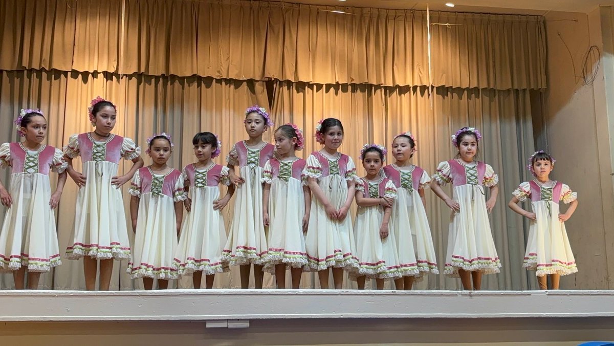 Esta semana las alumnas del Taller de Ballet de la sede Valparaíso tuvieron su presentación de cierre, en la que mostraron coreografías de dos mazurkas, incluyendo una del ballet Coppelia, que las niñas prepararon con gran dedicación junto a su profesora Marcela Contreras.