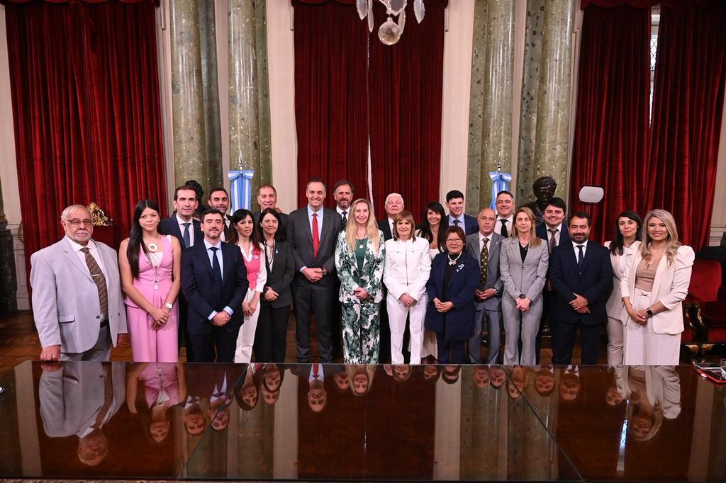 FabianWaldman's tweet image. Villaverde presente junto a los senadores que juraron esta mañana.
El gobierno sostiene la posibilidad de su llegada a la Cámara Alta.