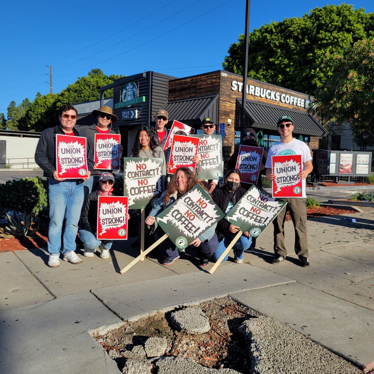 maganagetcha's tweet photo. LA Starbucks workers shut it down!!!🔥 https://t.co/402fPAON9w