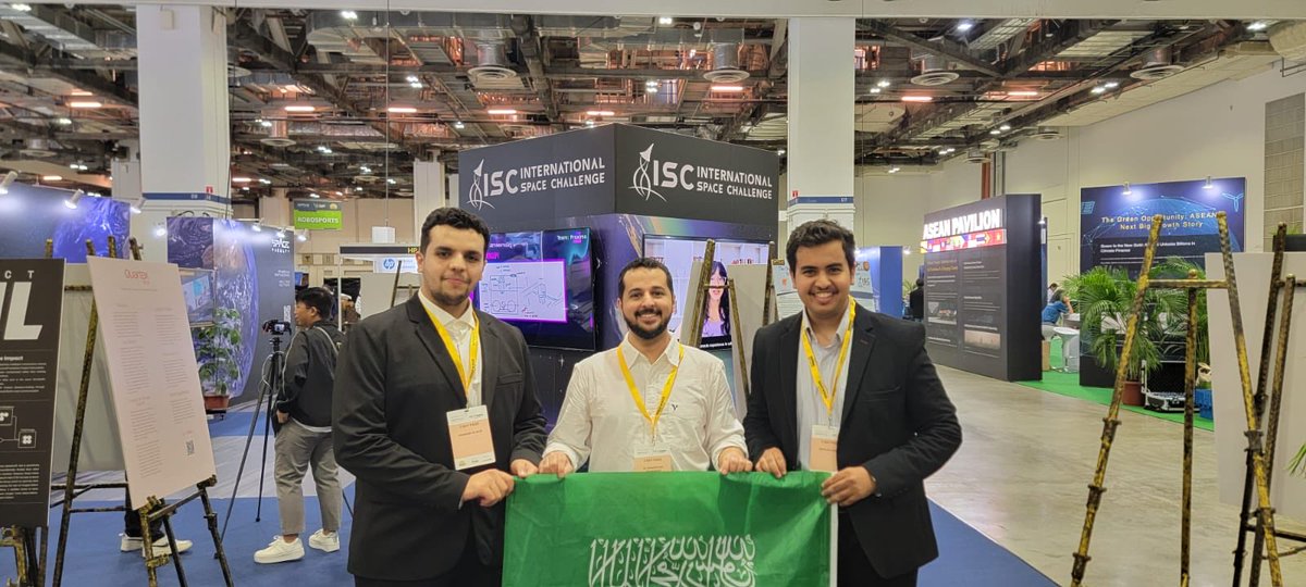 sami030321's tweet photo. إنجاز عالمي جديد🤩
ولله الحمد، بعد تأهلنا في التصفيات النهائية على مستوى المملكة، مثّل فريقنا "ROBOCAR2030" من سنغافورة المملكة العربية السعودية وجامعة الإمام محمد بن سعود الإسلامية بكلية الهندسة في مجال الروبوتات والتقنية والنجاح يكتمل في شخص له بصمته @ABariifi 
بفكرة مبتكرة وحضور مميز، حققنا هدفنا في إثبات أن السعودي يحلم ويحقق—وهذا ما يجسّد رؤيتنا الطموحة 2030. 🇸🇦🤖✨
#WRO #SaudiArabia #IMSIU #Robotics