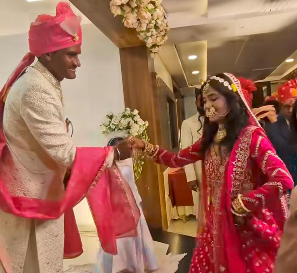 कल से ही पूरे सोशल मीडिया पर शादी के जोड़े में ये दोनों कपल तेजी से वायरल हैं,

लोग इनकी जोड़ी को लेकर भद्दे कमेंट भी कर रहे हैं।

कोई इन्हें कलुआ बोल रहा 
कोई सरकारी नौकरी का कमाल कह रहा
कोई लंगूर के हाथ अंगूर बोल रहा

जबकि असल में अगर इनके सांवले रंग को छोड़ दें तो न ही इनके