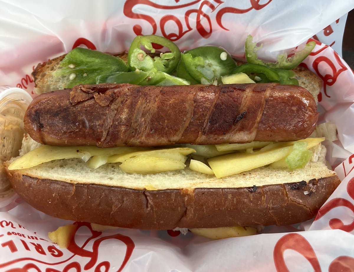 difficultpatty's tweet image. Expert opinion: A hotdog is a sandwich.