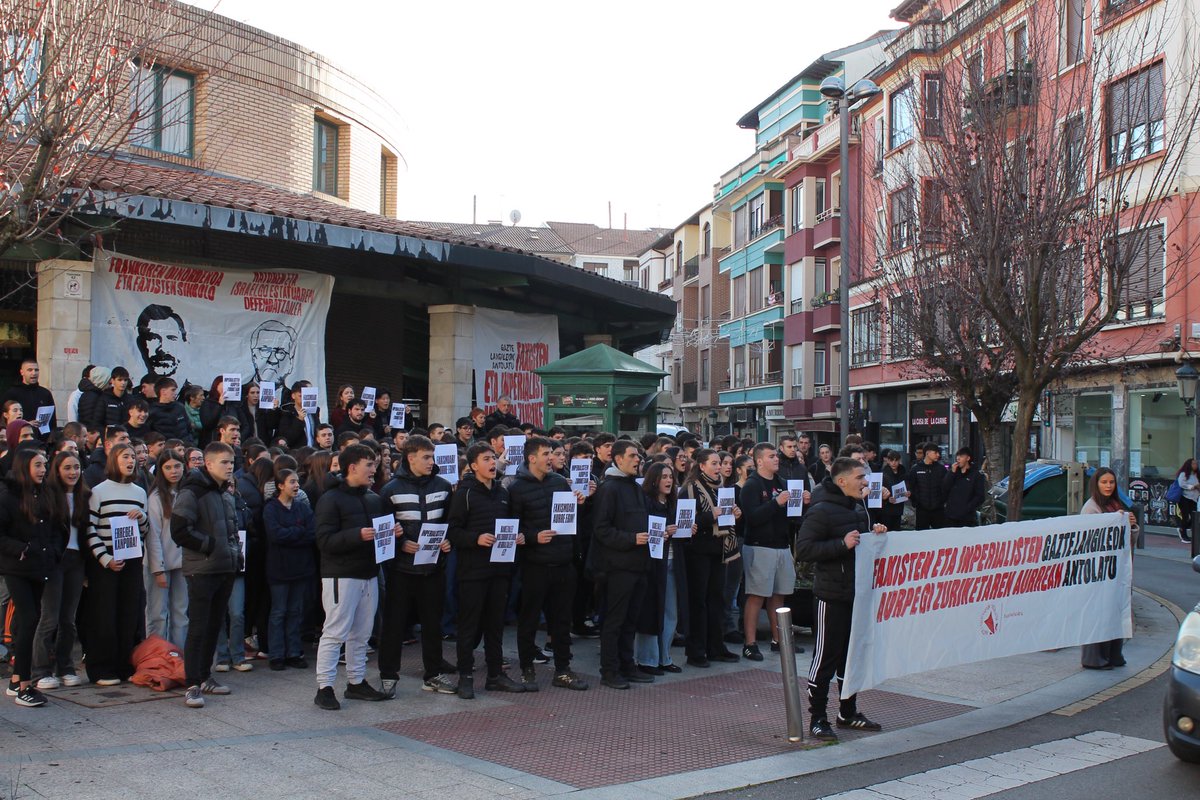 GKS_Busturialde's tweet image. Gaur, Merkatu plazaren aurrean bildu gara, inperialismoaren eta faxismoaren bultzatzaileen aurpegi zuriketa salatzeko. Gerra, miseria eta heriotza etengabe sustatzen duten horiek, ezin dira bakearen eta konponbidearen izenean Gernikara etorri!