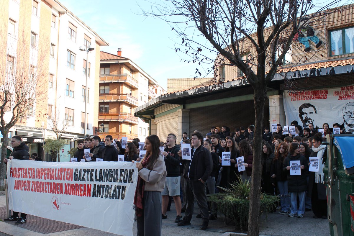 GKS_Busturialde's tweet image. Gaur, Merkatu plazaren aurrean bildu gara, inperialismoaren eta faxismoaren bultzatzaileen aurpegi zuriketa salatzeko. Gerra, miseria eta heriotza etengabe sustatzen duten horiek, ezin dira bakearen eta konponbidearen izenean Gernikara etorri!
