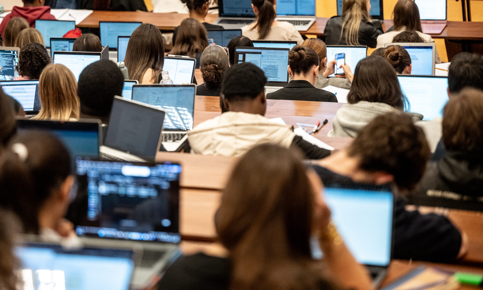 "C'est comme si je m'étais arrêtée au Bac" : des diplômes à plus de 15 000 euros complètement dévalués  #Marianne
