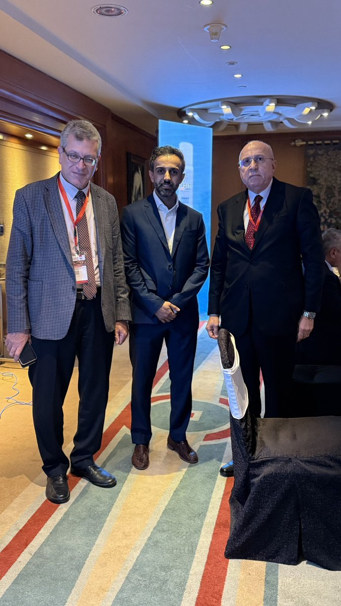 صورة تجمعني مع معالي د. عادل عدوي وزير الصحة المصري الأسبق، ود. أحمد الأشهب الأمين العام لجمعية جراحة العظام المصرية، على هامش المؤتمر السنوي الـ٧٧ للجمعية، حيث قدمتُ ثلاث محاضرات علمية حول جراحات المفاصل الصناعية للورك والركبة بحضور نخبة من جراحي مصر ومنسوبي الجمعية ومتحدثين من