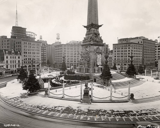 LiterateIndy's tweet photo. Before the lights, 1958.

#CircleofLights
(Bass Photo Co Collection, Indiana Historical Society) https://t.co/Ujs8gNSwn3