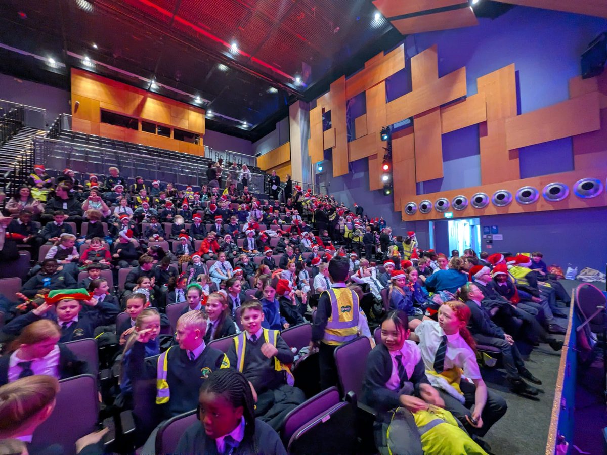 AlkringtonPS's tweet photo. Aladdin at #MiddletonArena was incredible! The children (and adults) never stopped laughing, shouting, singing and dancing from start to finish. Not even the downpour on the walk back could put a dampener on it. A great way to start off the Christmas festivities! https://t.co/WpiD2cczW3