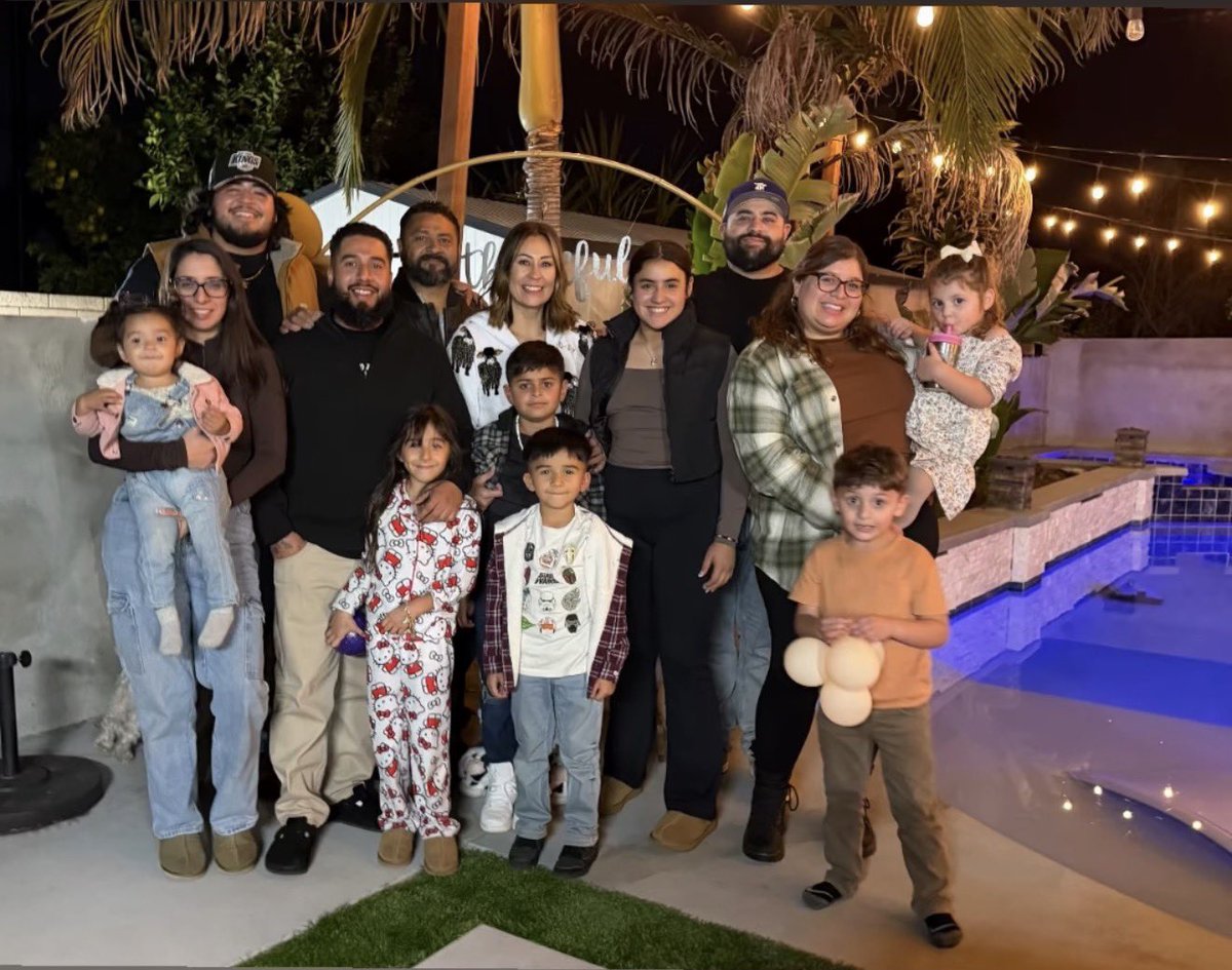 9eraaa__'s tweet image. Surprise visit for thanksgiving love my family!!🧡