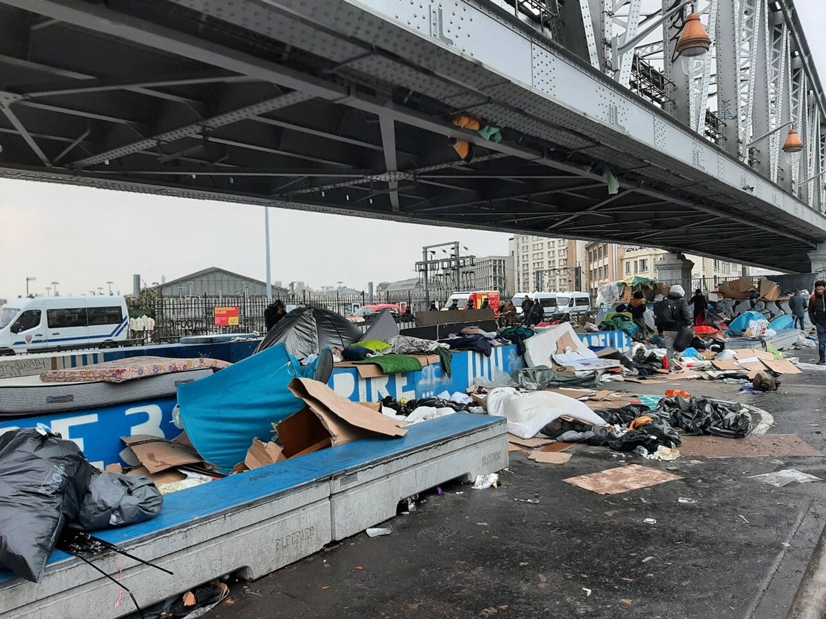 ParisestMama's tweet image. THREAD — Sans-abrisme de masse, trafics, tox de rue, violences, insalubrité… Dans le 1/4 nord-est de Paris, les habitants, abandonnés par des élus irresponsables et des pouvoirs publics débordés, vivent désormais dans une ambiance de bidonville.

Tour d’horizon du scandale ↓