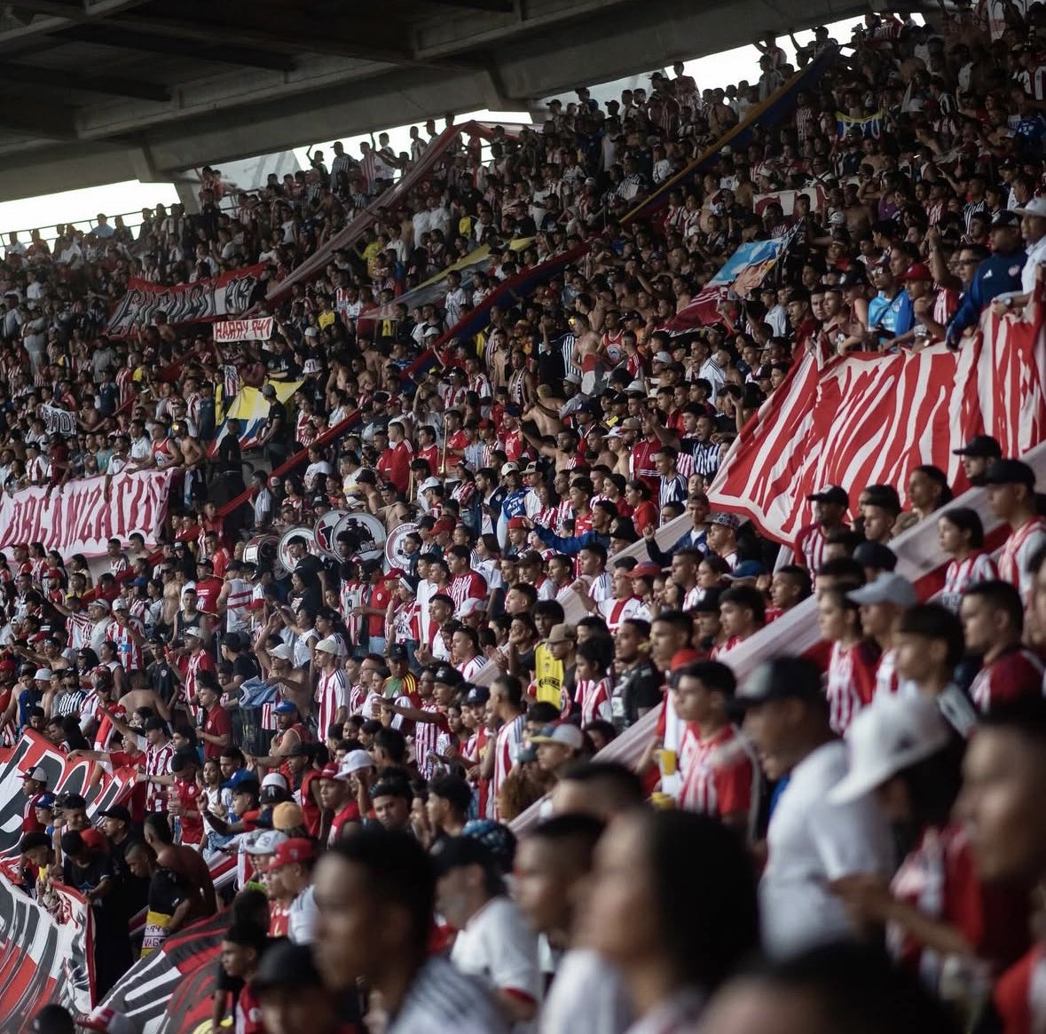 ToqueSports's tweet image. 🏟️🦈 Hasta el momento se reportan 40.000 BOLETAS VENDIDAS para Junior vs. Nacional del domingo.

🚫 Agotadas: Norte, Sur, Oriental y Occidental baja.

Las boletas restantes son de occidental alta. ⚠️

🔥 LLENO TOTAL.

Vía @JOSEHUGOILLERA
