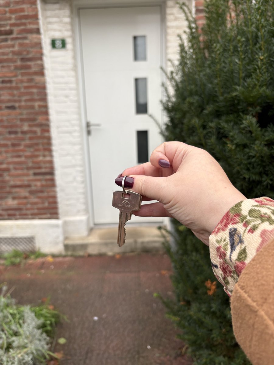 svnshinehwang's tweet image. proud house owners 🏠🔑 🎉