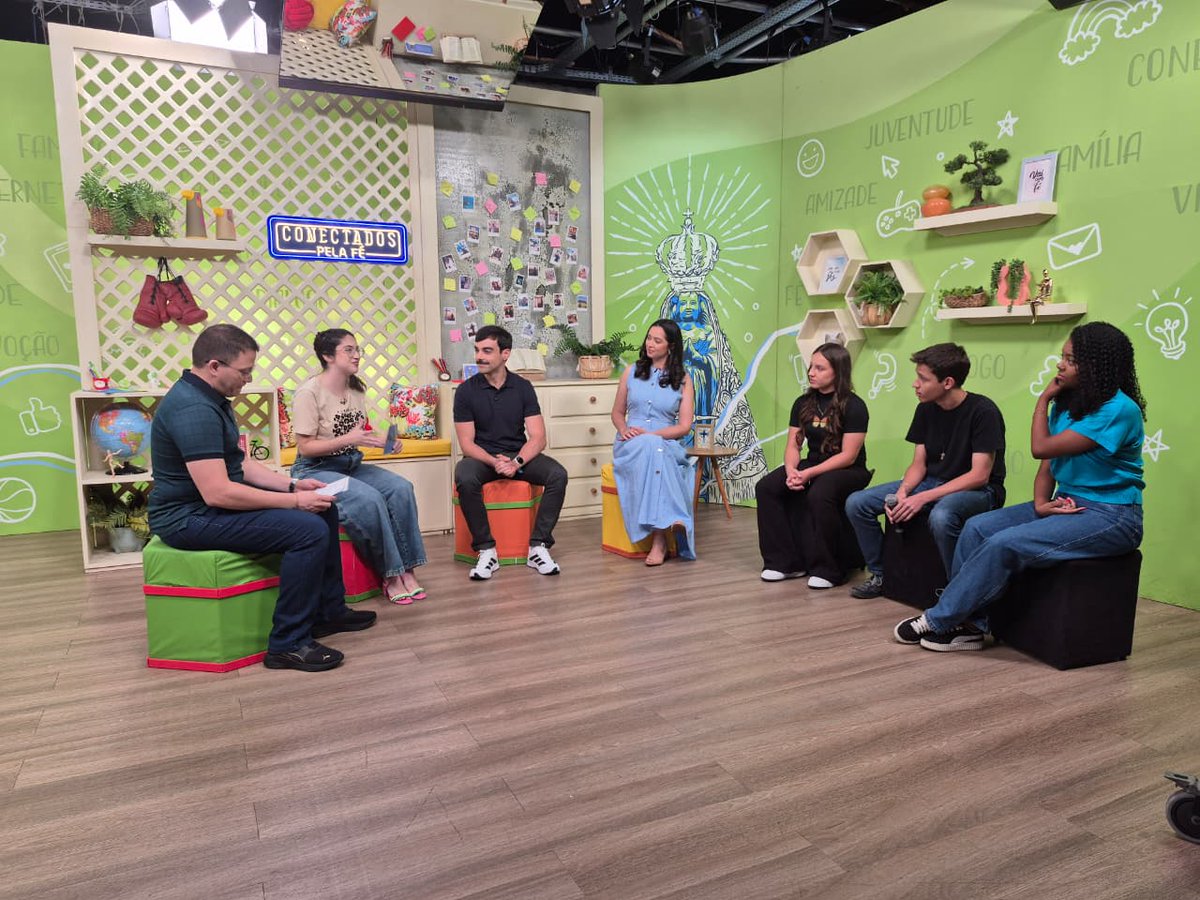 tvaparecida's tweet image. O Conectados pela Fé de hoje já começou! 🎓✨
E o tema é daqueles que tiram o sono de muitos jovens: como se preparar para o vestibular!

Vem com a gente entender como se preparar melhor, manter a calma e fazer desse momento um passo importante rumo ao futuro! 💛
