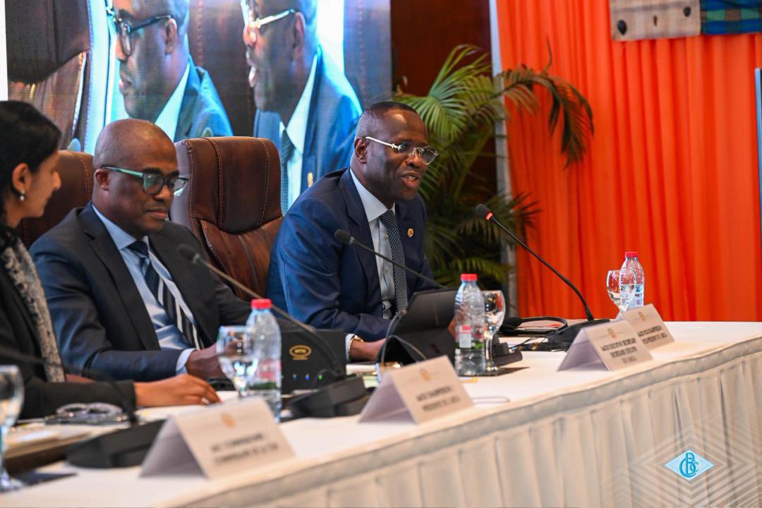 Chronikeco34789's tweet image. #RDC: À la 47ᵉ réunion de l’ABCA, André Wameso a représenté la BCC.
Seuls 12 pays ont rempli les critères macroéco de 1er rang en 2024.

La BCC présidera la sous-région Afrique centrale pour 2025-2026, signe de son rôle stratégique.
#BCC #ABCA #PCMA