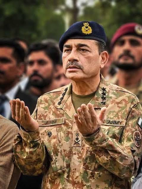 DropSiteNews's tweet image. 🇵🇰 PAKISTAN IN CRISIS | Army Chief Field Marshal Asim Munir was expected to either retire today or be elevated to the newly created post of Chief of Defence Forces, established under the recent 27th Constitutional Amendment.

The deadline for the promotion passed three hours ago,…