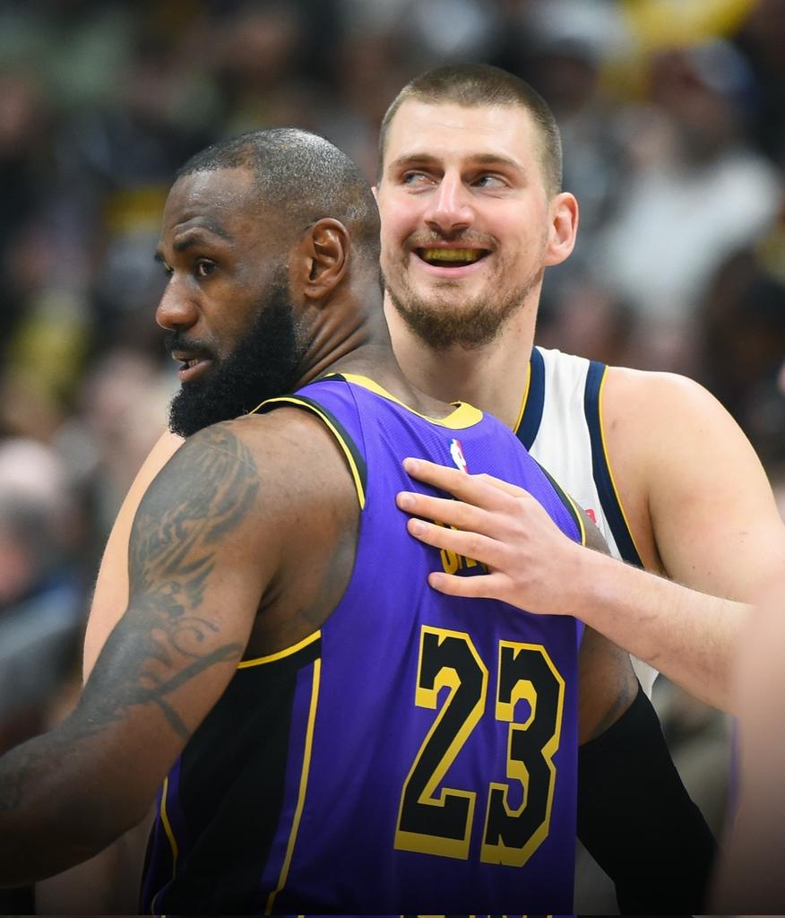 NBAdoPovo's tweet image. LeBron James em seu podcast rasgando elogios a Nikola Jokic 

“Nunca houve um jogador mais dominante e completo que eu já enfrentei, considerando tudo o que você acabou de citar: passe, arremesso, rebote, a atenção que ele atrai. Ele sabe fazer tudo no ataque. Tudo. Não tem nada…