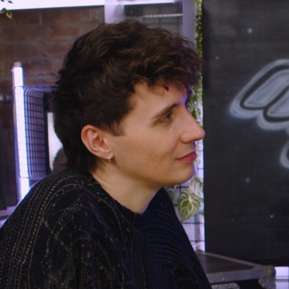 ik we always say the most recent heart eyes howell is the most devastating... but guys come on.......... the fact that we can barely even see it. full attention on phil,,