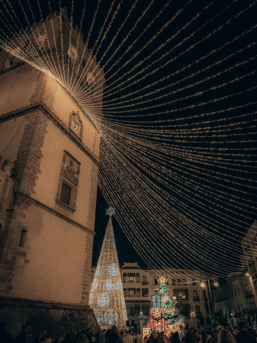 paabloestevez's tweet photo. Un primer paseo por las luces de navidad en Badajoz. 😍 https://t.co/ka2VNCmV3c