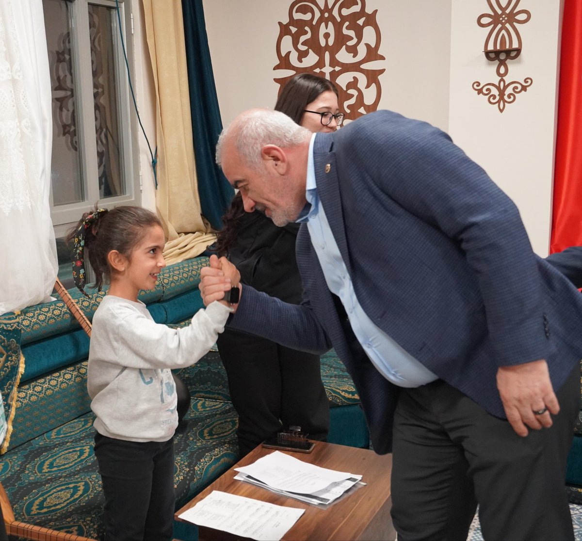 📍Besni Gençlik Merkezi

Besni Gençlik Merkezi’ndeki pırıl pırıl gençlerimize verdiğimiz sözü tuttuk; bağlama ve piyano’larını teslim ettik.

En güzel melodiler sizinle olsun. 

Gençlerimizin kültür ve sanatla büyümesi için çalışmaya ve gençlerimizi desteklemeye devam edeceğiz.