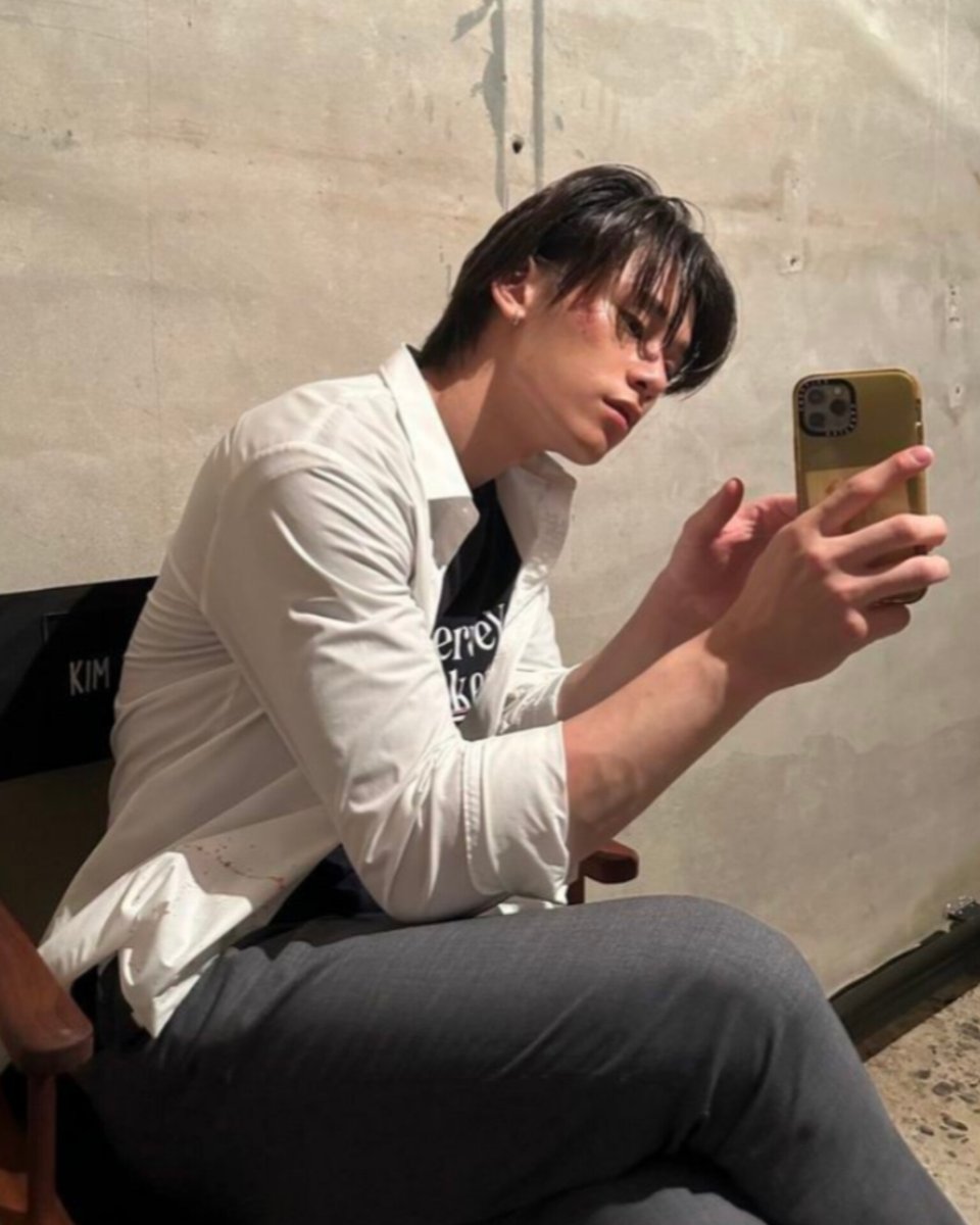 luvwoomn's tweet photo. he's so damn fine i can't take this anymore https://t.co/FC5efwo2Gg