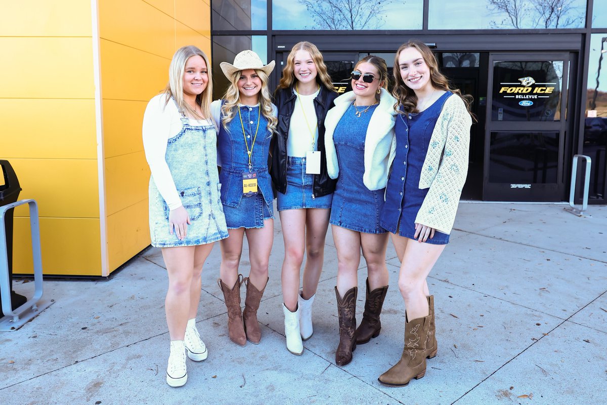 StonehillWIH's tweet image. Walkin’ in style in Nashville 😎🏒

📸Casey Gower

#GoHill | #BeTheLegacy | @NEWHAonline