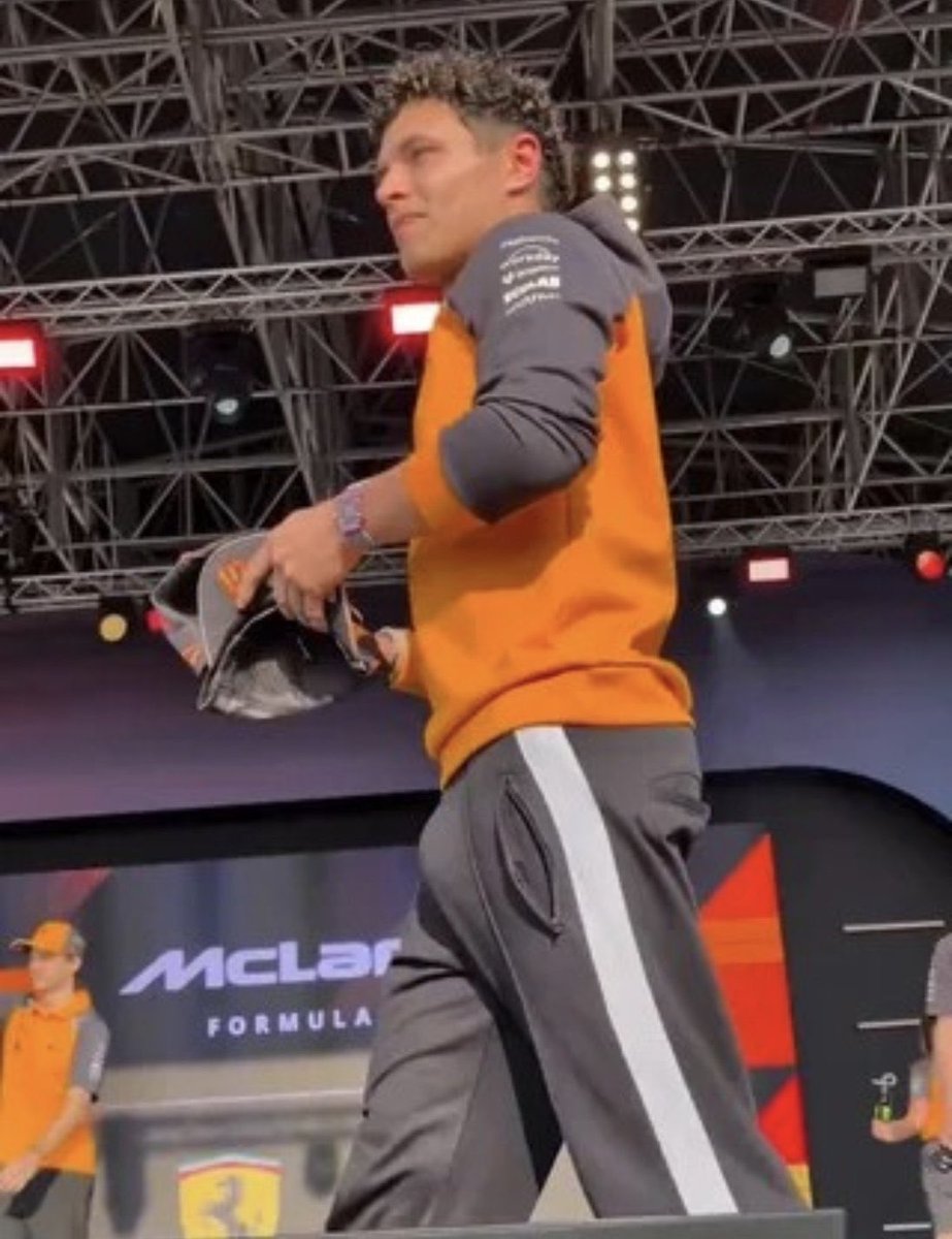 land0mega's tweet image. wow i love his pink shirt