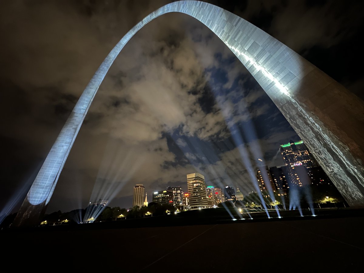 GatewayArchSTL's tweet image. While you&apos;re searching for the best holiday lights in St. Louis, don&apos;t forget about my light show that happens every night about 30 minutes after actual sunset 🔦