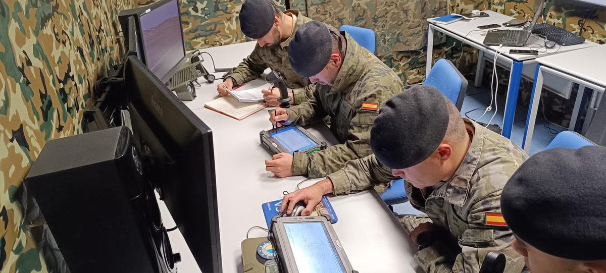 FUTER_ET's tweet photo. El #GACAX continúa con su preparación en el Simulador de Artillería de Campaña #SIMACA de la #ACART_ET #Segovia, con ejercicios de instrucción y adiestramiento para mejorar la tácticas y técnicas en los apoyos de fuego.
#40AniversarioBRIX
#Sedfuerteslaguerra
#SomostuEjército https://t.co/Hll1iqvNAN