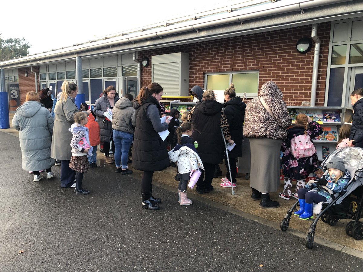 The book fair was popular today! <a href="/ScholasticUKTch/">Scholastic UK Teachers</a>