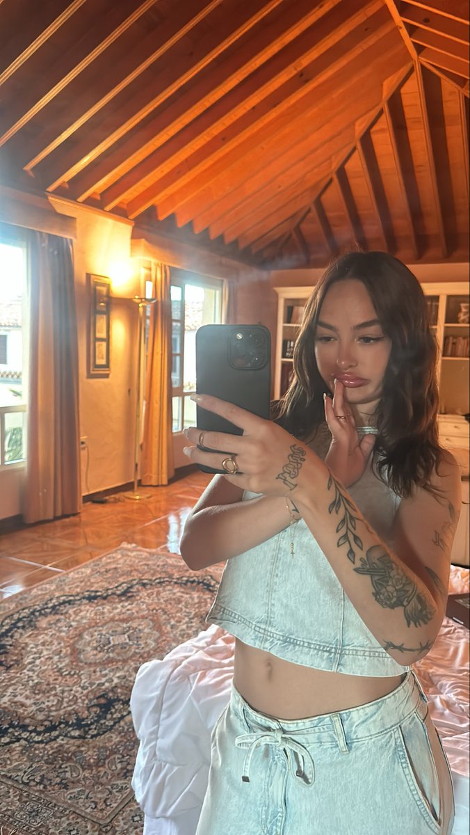 millythomxs's tweet photo. who wants to spend the night in a cabin with me?? Rt this n ill reply your dm https://t.co/q3KybbJn4a