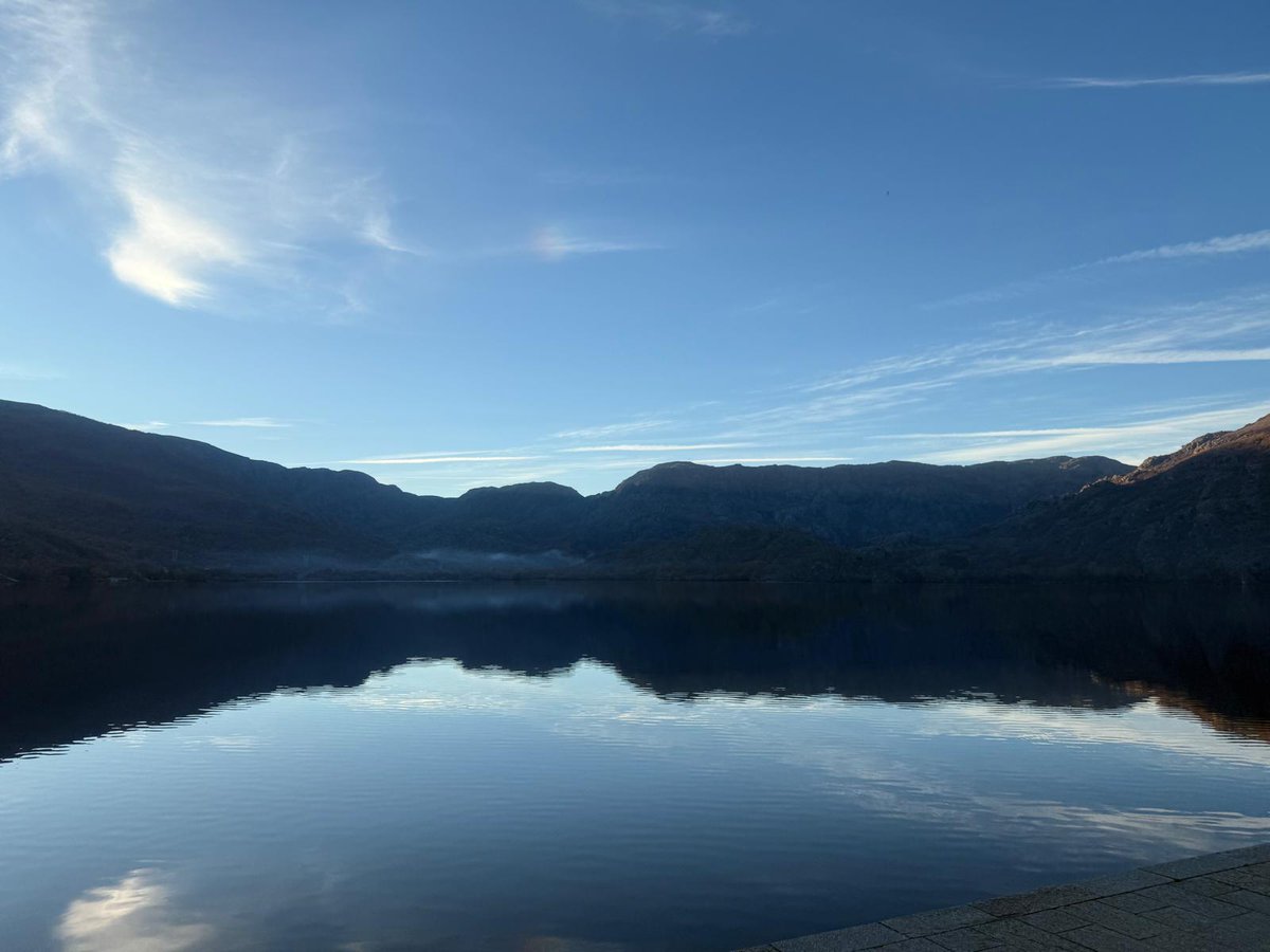 🌅Así se ha despedido hoy el día en el lago de #Sanabria 
El azul del cielo se funde con la montaña, el agua refleja la calma... y el alma respira 
Esta es nuestra #Sanabria: pura, mágica, eterna
¿La conoces? 💙
📷Paloma de Prada  
#LagoSanabria #Sanabria #Zamora  <a href="/ZamoraSpain/">Turismo en Zamora</a>