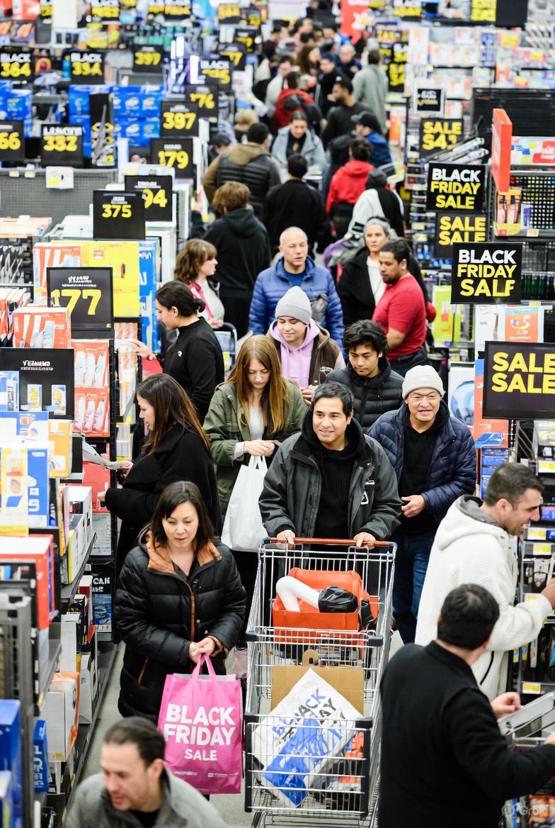 ESTRATEGIA CONSUMISTA: generar el ansia por comprar lo que no necesitamos, con el dinero que no tenemos, bajo la ensoñación de aliviar nuestras frustraciones.
#BlackFriday
