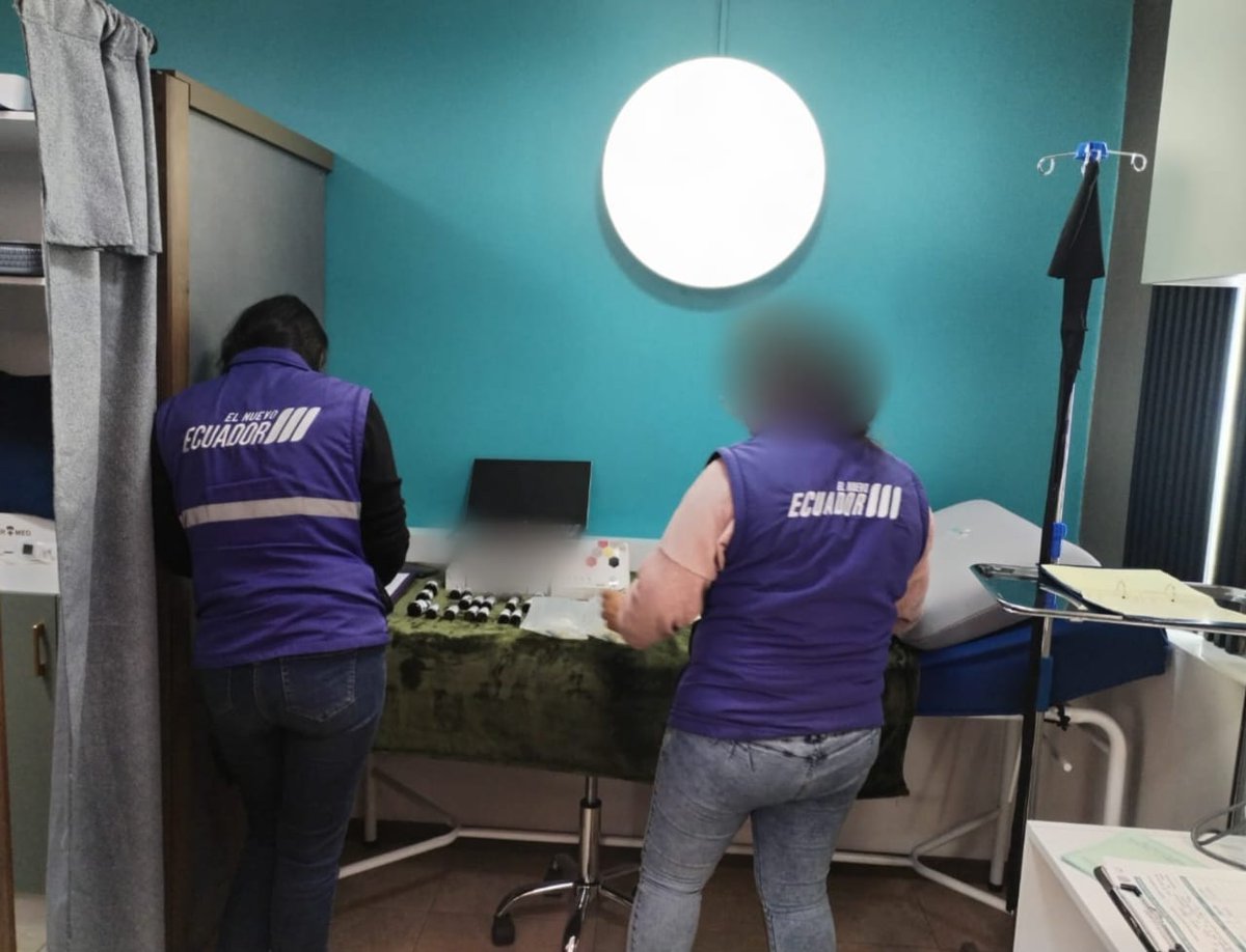 Acess_Ec's tweet photo. 📍 #Cañar | 🗣️ Atendiendo una denuncia ciudadana, y en una acción interinstitucional 🤝 con @Arcsa_Ec, realizamos una inspección 🧐 a un puesto de salud 🏥 en #Azogues, donde se evidenció:

❌ Medicamentos caducados.
❌ Productos sin registro sanitario.

🧵 https://t.co/wZcto7ybTD