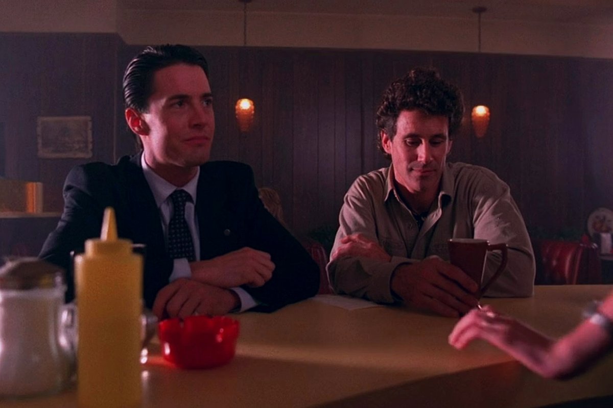choppingwoodpod's tweet image. Friday night in Twin Peaks