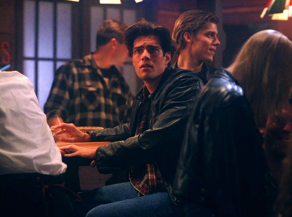 choppingwoodpod's tweet image. Friday night in Twin Peaks