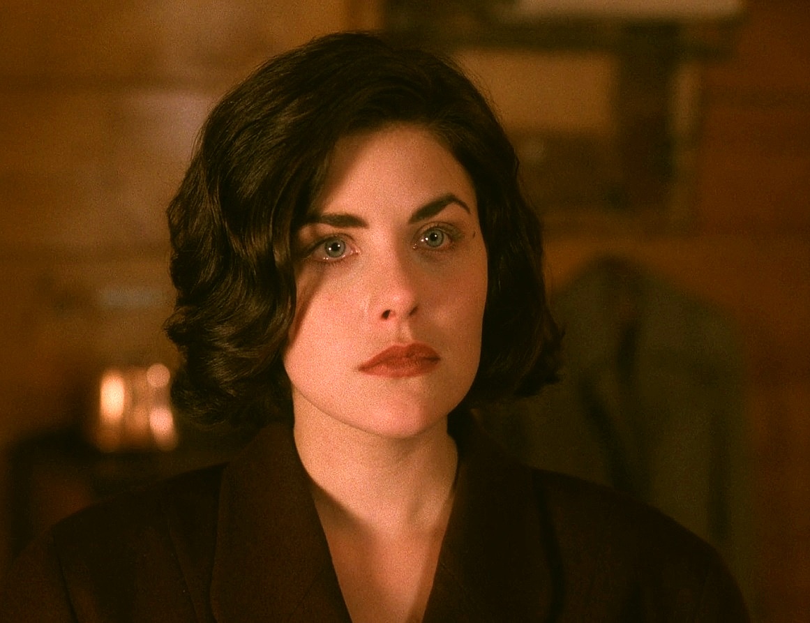 choppingwoodpod's tweet image. Friday night in Twin Peaks