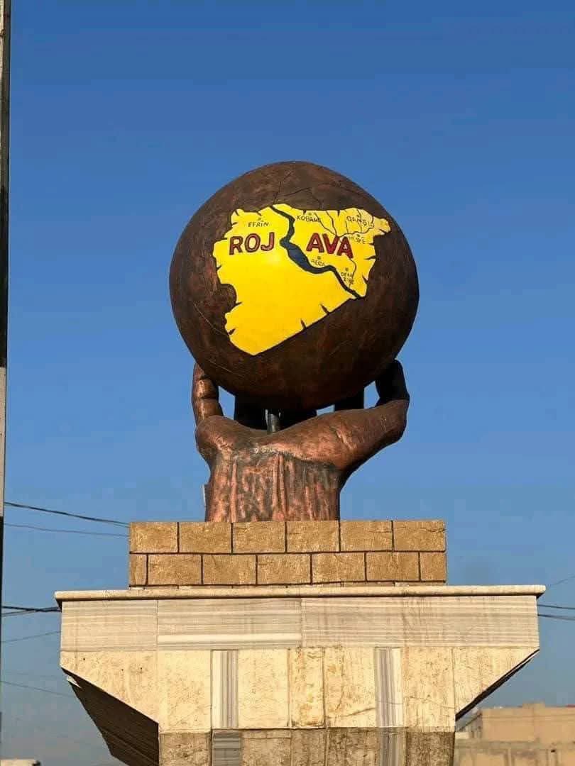 Najah_Ahmad95's tweet image. li Qamişlo #Rojava 
Pîroz be.