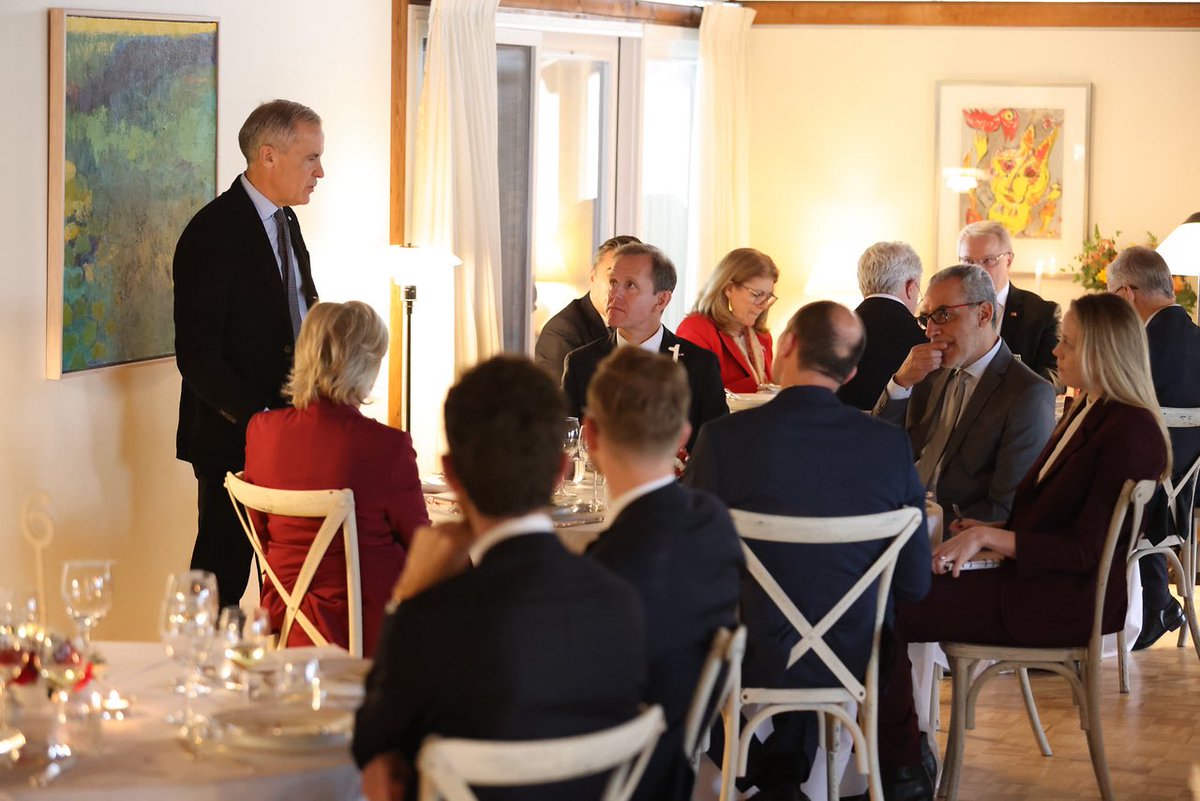 DKambCanada's tweet image. A pleasure to host @MarkJCarney at the 🇩🇰 Residence together with @EUAmbCanada and other 🇪🇺 colleagues. Interesting discussions on trade, foreign policy and ways to increase our already close cooperation. 🇪🇺 and 🇨🇦 share core values and a partnership that is stronger than ever💪