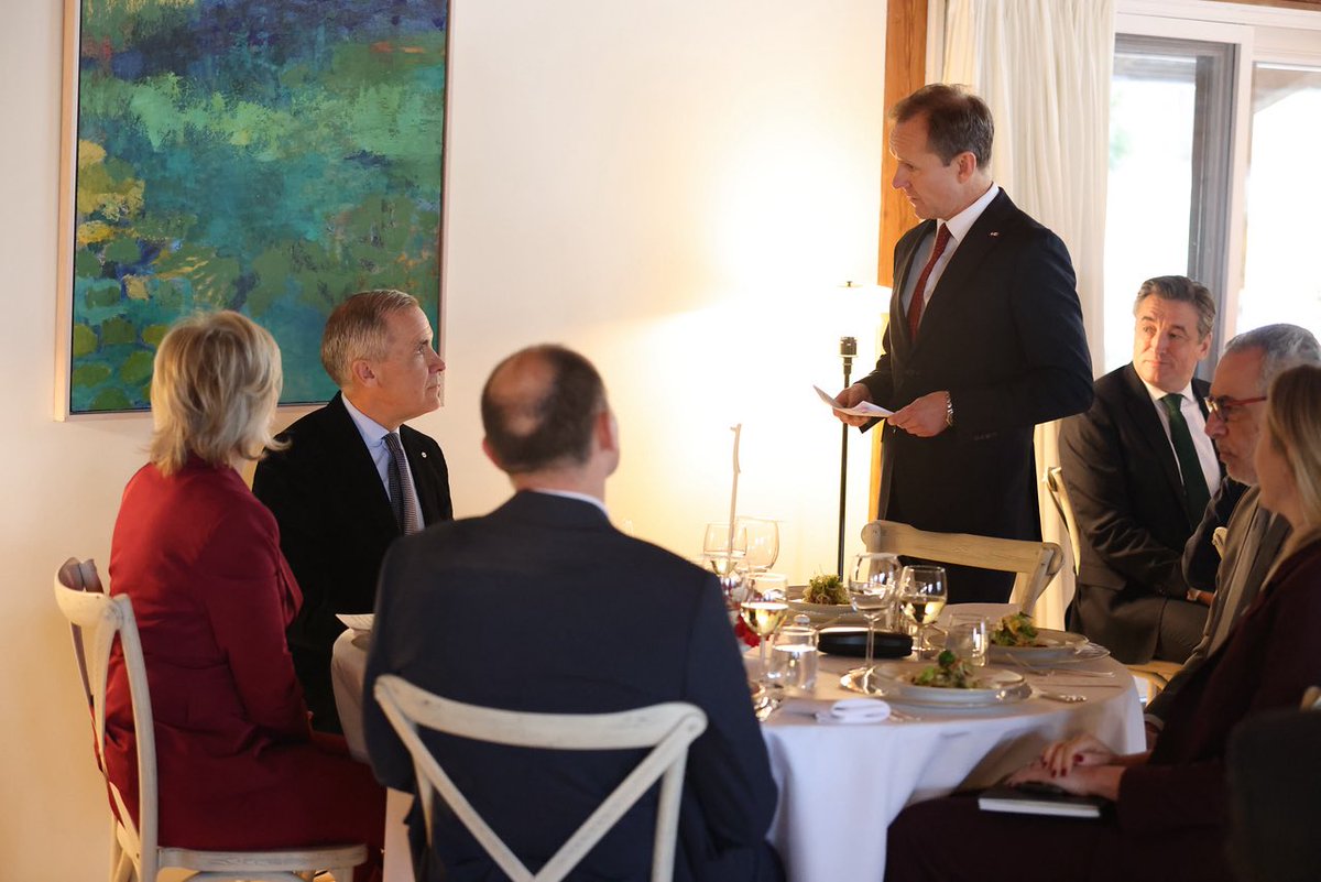 DKambCanada's tweet image. A pleasure to host @MarkJCarney at the 🇩🇰 Residence together with @EUAmbCanada and other 🇪🇺 colleagues. Interesting discussions on trade, foreign policy and ways to increase our already close cooperation. 🇪🇺 and 🇨🇦 share core values and a partnership that is stronger than ever💪