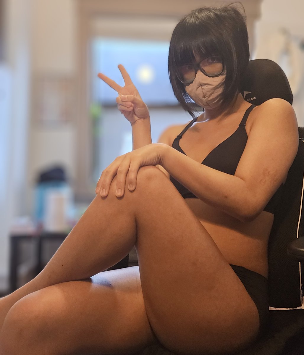 minaunlovable's tweet photo. Bruh what is with my body type https://t.co/SaiA4f2azi
