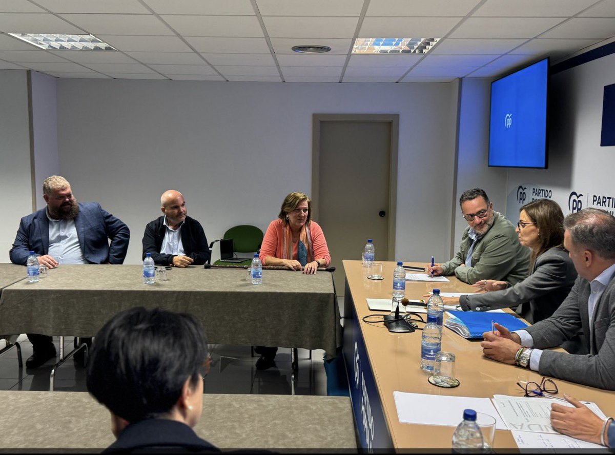 Reunión con la vicesecretaría nacional de sanidad y política social del <a href="/ppopular/">Partido Popular</a> <a href="/carmenfunezdg/">Carmen Fúnez</a> 👍

Hemos hablado del futuro de nuestra sanidad y el estatuto marco sanitarios,  así como de dependencia y discapacidad con sindicatos y organizaciones del tercer sector. 🏥

Seguimos