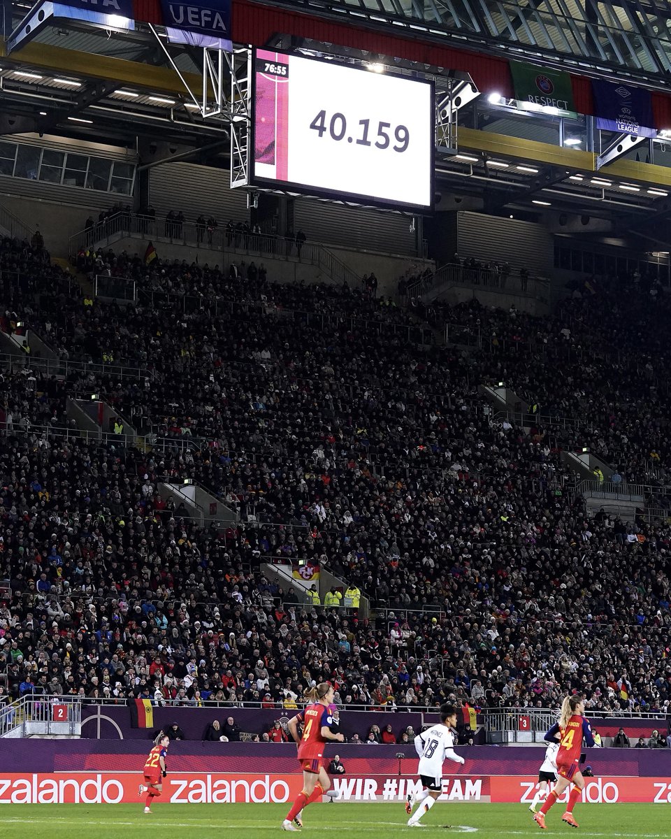 WEURO's tweet photo. 👏 What a turnout 👏

#UWNL https://t.co/SPuNvWUpMG