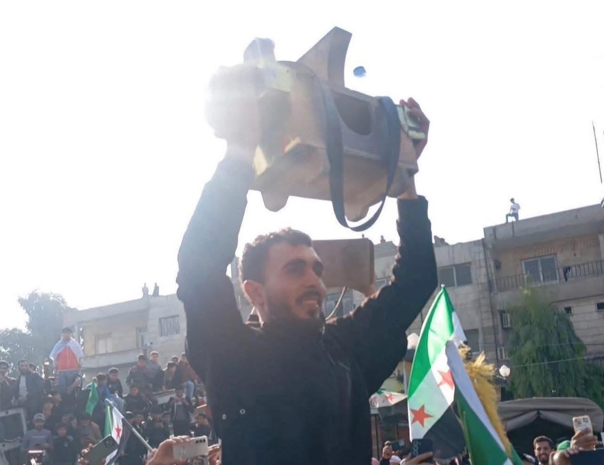 في أول لقاء لنا مع محافظ دمشق اقترحنا عليه حصر العاملين في مهنة مسح الأحذية واستبدالها بأكشاك تُمنح لهم بتكلفة رمزية لممارسة نشاط تصليح الأحذية. حيث ينبغي أن لا يعمل السوري في هكذا مهنة مستوردة من تركيا.

لا ليست مهنة شريفة بل مُهينة وحاطة من الكرامة الانسانية، وأصبحت مصدراً