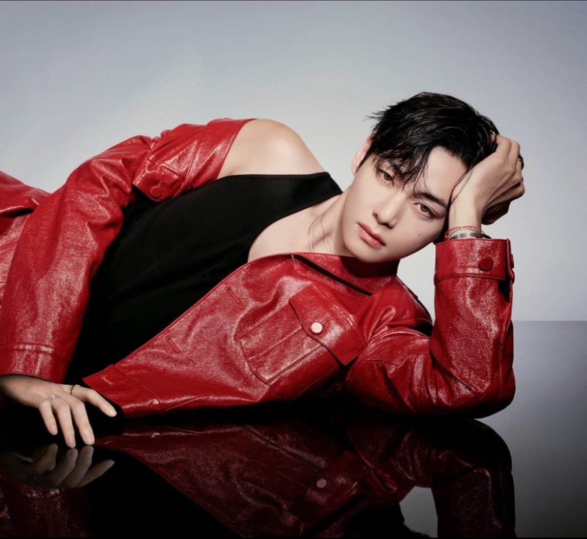 KpopDAD1's tweet photo. Dreaming of a red Christmas. Only a dream. ๐ฅฒ๐#Taehyung #kpopdad #RedChristmas #WhiteChristmas #for_V @bts_bighit @BTS_twt https://t.co/kKMm3YmNTY