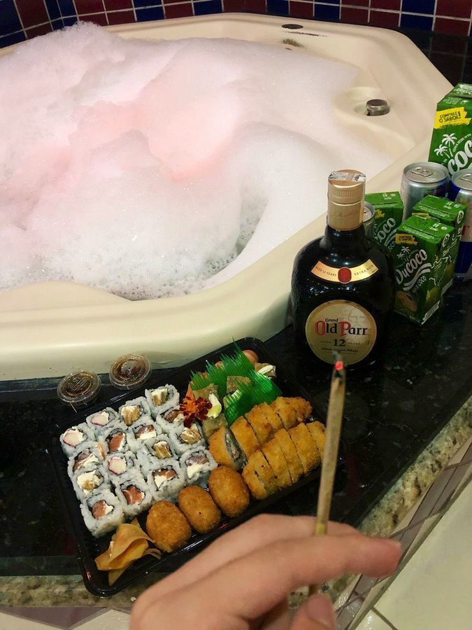 EuFumoUm's tweet image. A resenha que eu queria hoje